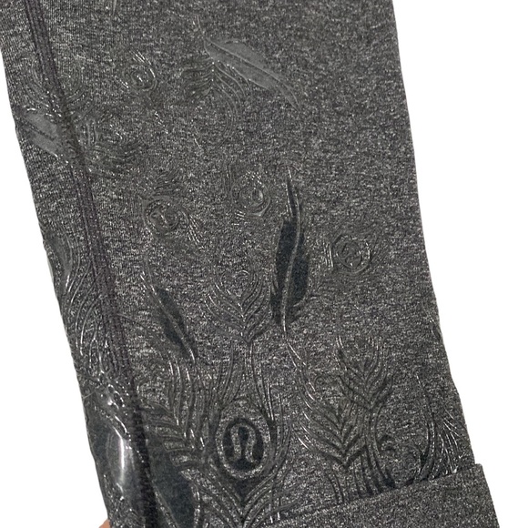 LuLuLemon Cropped feather embossed Leggings 6 Black Vintage - Picture 6 of 13